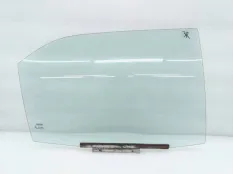 Стекло двери Toyota Camry