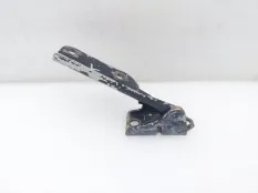 Петля капота Mitsubishi Pajero