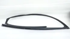Уплотнитель стекла двери Toyota Camry