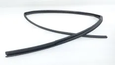 Уплотнитель стекла двери Toyota Camry