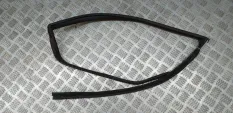 Уплотнитель стекла двери Toyota Camry