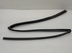 Уплотнитель стекла двери Toyota Camry
