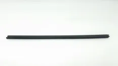 Уплотнитель стекла двери Skoda Rapid