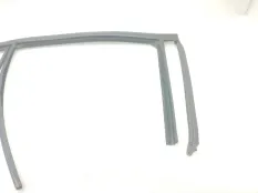 Уплотнитель стекла двери Chevrolet Cruze