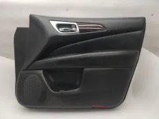 Обшивка двери Nissan Pathfinder