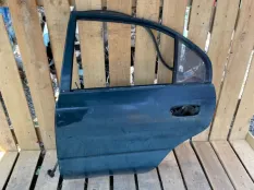 Дверь Mitsubishi Carisma