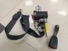 Ремень безопасности Mitsubishi Carisma