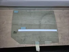 Стекло двери Kia Rio