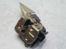 Замок двери Mitsubishi Carisma