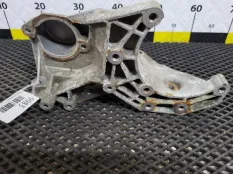 Кронштейн компрессора кондиционера Opel Omega B