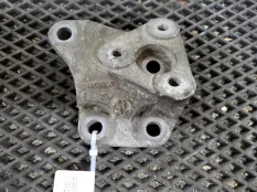 Кронштейн компрессора кондиционера Opel Zafira B