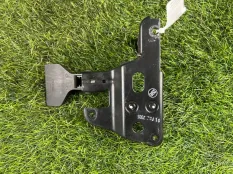 Крюк капота Audi A4