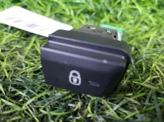 Кнопка центрального замка Peugeot 2008