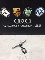 Ответная часть замка багажника Volkswagen Touareg