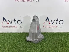 Кронштейн двигателя Mercedes-Benz C-Class