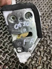 Замок двери передней правой Honda Pilot