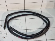 Уплотнитель багажника Renault Sandero 1 K4M697