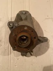 Кулак поворотный передний левый Volkswagen Passat