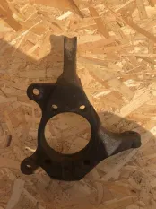 Кулак поворотный передний левый Toyota RAV4 XA30