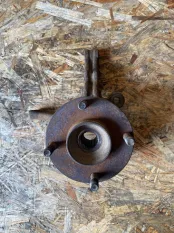 Кулак поворотный передний правый Nissan Almera