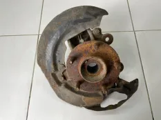 Кулак поворотный передний правый Mazda 3 BK Z6VE
