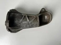 Кронштейн двигателя правый Audi 100