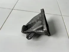 Кронштейн двигателя правый Audi A6 C5