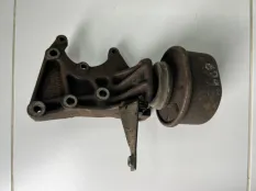 Кронштейн двигателя правый Volkswagen Caravelle T4