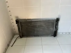 Радиатор охлаждения двигателя Cadillac Escalade