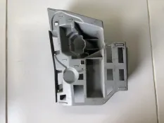 Кронштейн форсунки омывателя фары передний левый