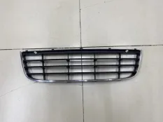 Решетка в бампер центральная Volkswagen Jetta 5