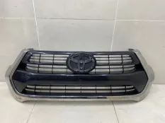 Решетка радиатора Toyota Hilux V3