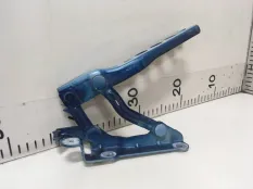 Петля капота правая Skoda Octavia A5