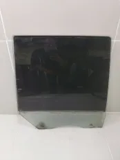 Стекло двери заднее правое Hyundai Santa Fe 1 SM