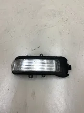 Повторитель поворота в зеркало правый Toyota RAV4