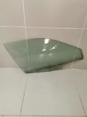 Стекло двери переднее правое Mitsubishi Carisma