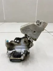 Замок двери задний правый Nissan Primera 3 P12