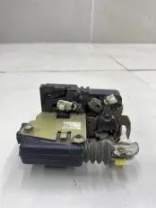Замок двери передний правый Renault Logan 1 K7J710