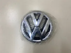 Эмблема на решетку радиатора Volkswagen Tiguan 1