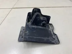 Дефлектор радиатора левый Toyota Hilux 8