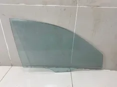 Стекло двери переднее правое Mazda 626 GE