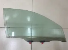 Стекло двери переднее правое Toyota Avensis 1