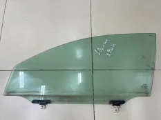 Стекло двери переднее левое Toyota Avensis 2