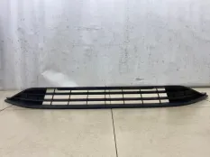 Решетка в бампер центральная передняя Volkswagen