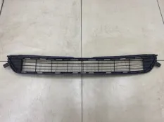 Решетка в бампер центральная Toyota RAV4 CA40 До