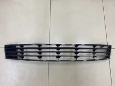 Решетка в бампер центральная передняя Renault Clio