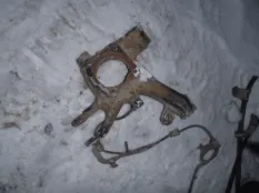 Кулак поворотный задний правый Pontiac Vibe