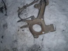 Кулак поворотный задний левый Pontiac Vibe