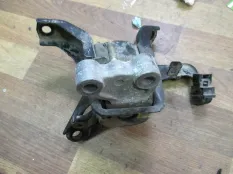 Опора двигателя Toyota Auris E15