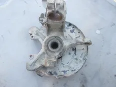 Кулак поворотный передний правый Skoda Fabia